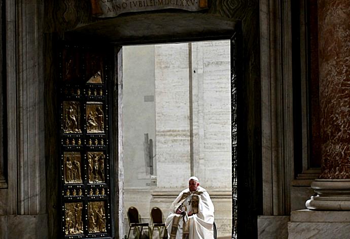 L’apertura, da parte del Papa, della Porta Santa in San Pietro è avvenuta in presenza di una delegazione della Repubblica Italiana guidata dalla Presidente del Consiglio.