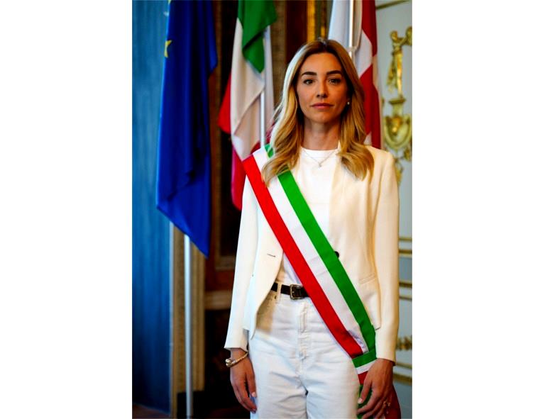 La Signora Salis ha esordito nelle sue funzioni di Sindaco svolgendo – come esigono il Protocollo e la consuetudine – le cosiddette “Visite Istituzionali”.