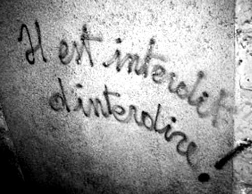 Quando in Francia imperversava il famoso maggio parigino del 1968, una ondata di turisti politici si riversò. Oltralpe per vedere (sic) la Rivoluzione, pur arrestandosi quasi sempre nelle località prossime al confine, dove alcuni gauchistes, tutti quanti improvvisatisi maîtres à penser, propinavano ai compagni italiani fiumi di parole sugli argomenti ideologici.
