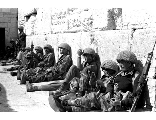 Nel 1967, la Guerra “dei Sei Giorni” aveva portato alla riunificazione di Gerusalemme ed alla estensione della sovranità dello Stato di Israele al cosiddetto “Muro del Pianto” ed al Monte del Tempio.